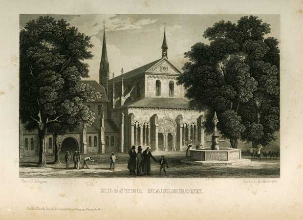 Eine alte Postkarte zeigt das Kloster und den Klosterhof. Das Kloster hat viele gebogene Fenster und spitze Türme. Auf dem Klosterhof steht ein Brunnen. Davor sieht man eine Familie und einige andere Menschen.