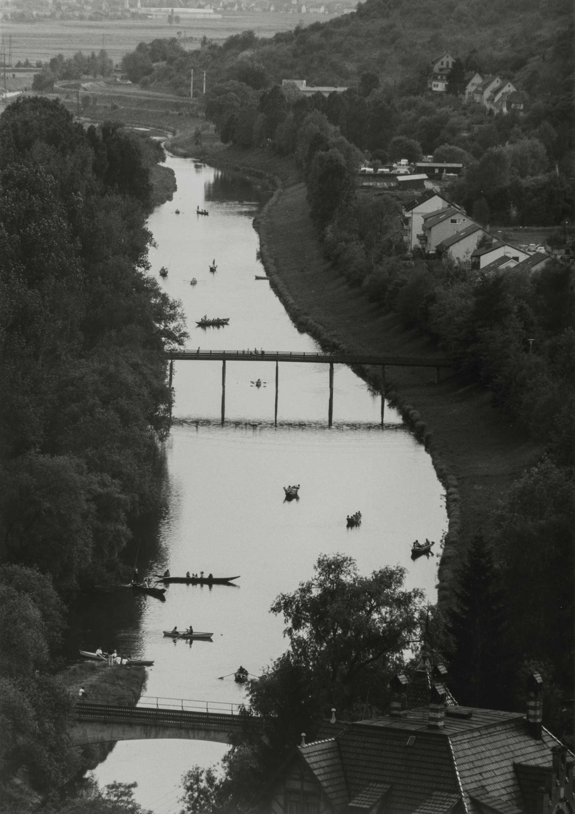 Schwarzweiß-Fotografie des Neckars mit Booten und Stegen