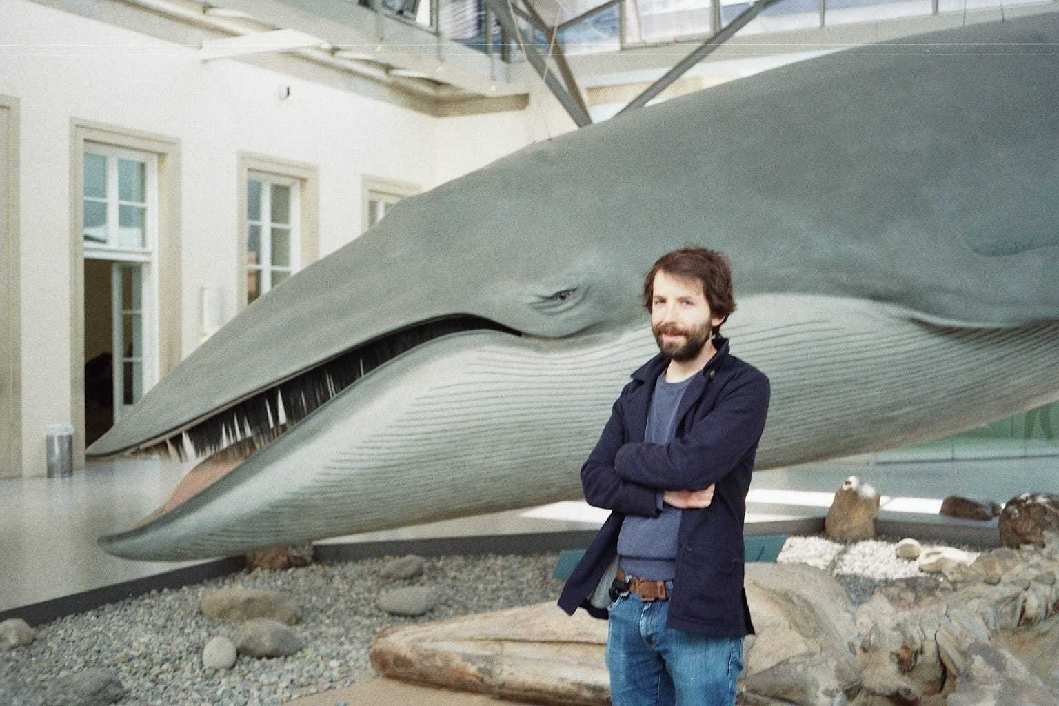 Richard Schumm vor der Nachbildung eines Walfisches im Naturkundemuseum