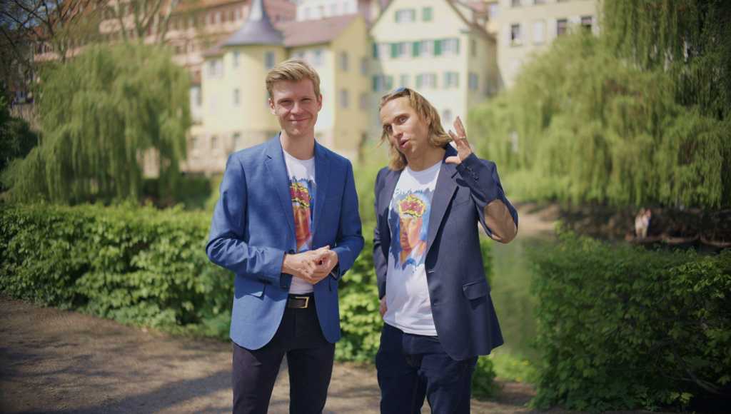 Zwei Schauspieler des Landestheaters Tübingen vor dem Hölderlinturm