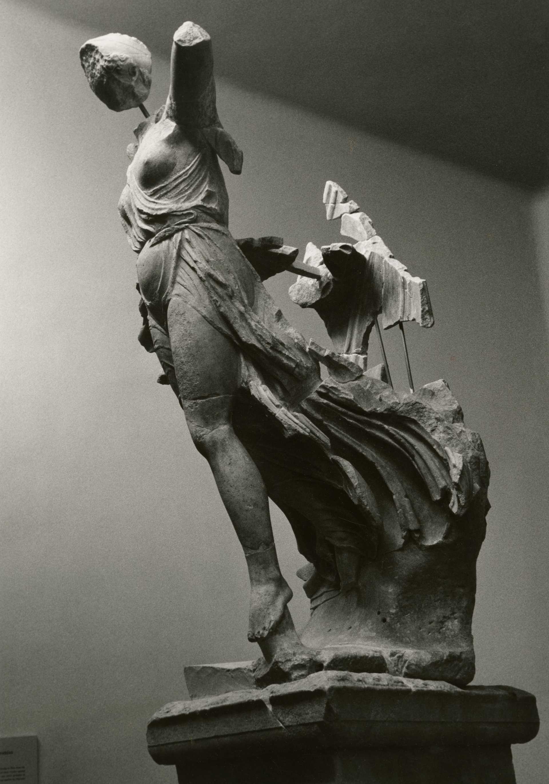 Schwarzweiß-Fotografie einer brüchigen Olympia-Statue