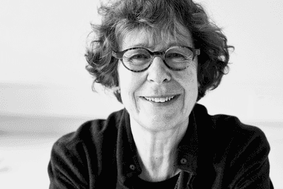 Ein Schwarzweiß-Porträt zeigt Barbara Klemm